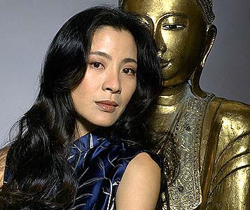 michelle yeoh 007.jpg (42000 bytes)
